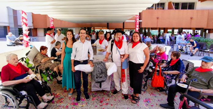 La residencia La Bonanova celebra sus Sanfermines con residentes, familiares y profesionales