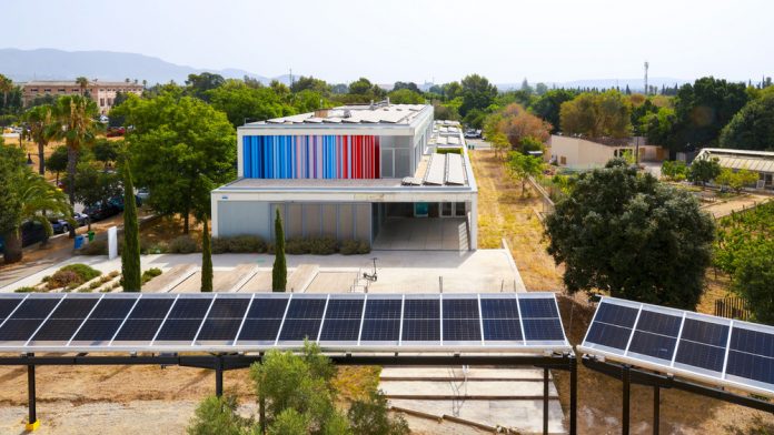La UIB culmina la instalación de placas solares en tres edificios del campus para avanzar hacia el autoconsumo energético