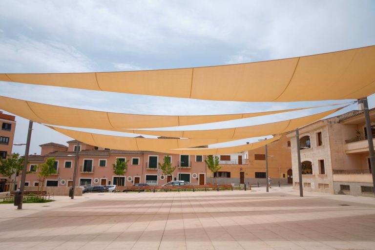 Palma instala un nuevo sistema de sombra en la plaza Bisbe Planas de Sant Jordi