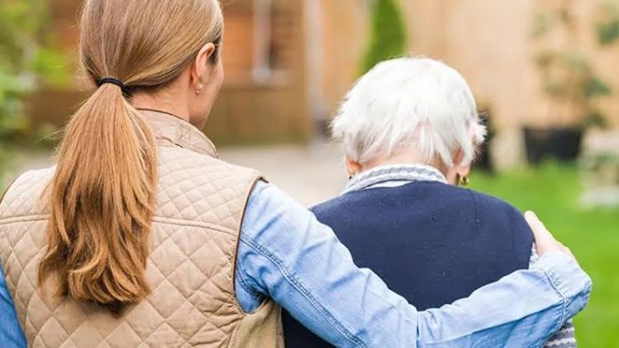 Palma impulsará un programa de formación y apoyo para cuidadores no profesionales de personas dependientes