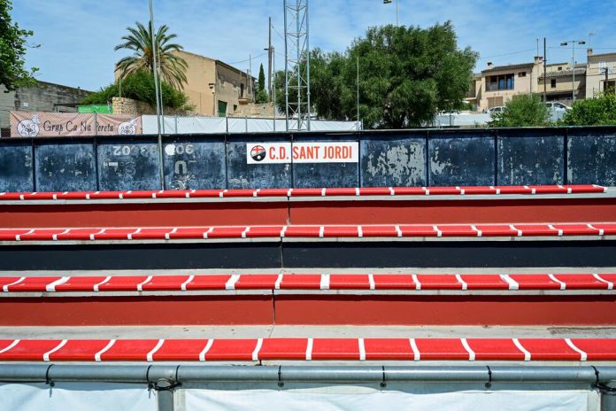 El campo municipal de Sant Jordi estrena 160 nuevos asientos en sus gradas