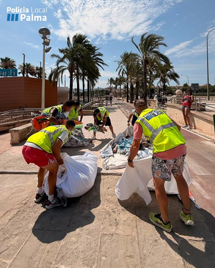 La Policía Local decomisa más de 600 artículos en un nuevo operativo contra la venta ambulante ilegal en la Platja de Palma