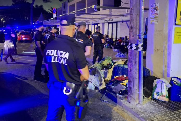 Un macrooperativo policial contra la venta ambulante ilegal en Platja de Palma se salda con cinco contenedores de material incautado Un macrooperativo policial contra la venta ambulante ilegal en Platja de Palma se salda con cinco contenedores de material incautado