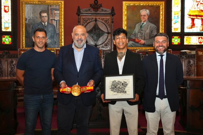 El alcalde de Palma recibe al boxeador Farlin Condori tras proclamarse campeón de España del peso supergallo