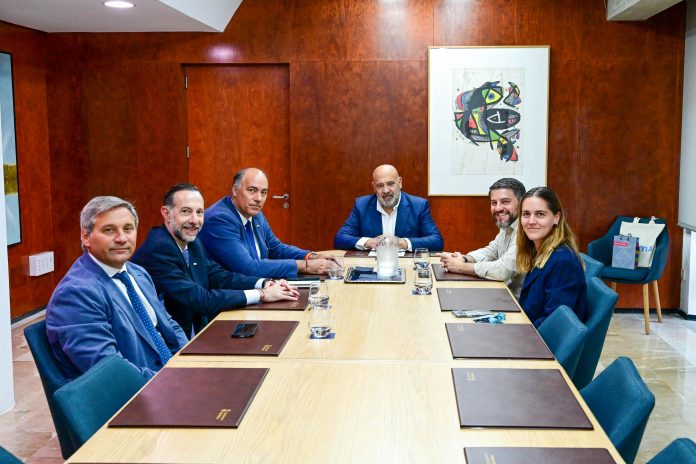 El alcalde de Palma recibe al embajador de Argentina en España para reforzar los vínculos entre ambas comunidades