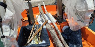 El servicio de limpieza costera retira más de 7.000 kilos de residuos de las aguas de Baleares durante julio El servicio de limpieza costera retira más de 7.000 kilos de residuos de las aguas de Baleares durante julio