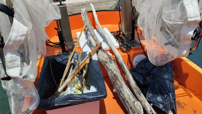 El servicio de limpieza costera retira más de 7.000 kilos de residuos de las aguas de Baleares durante julio