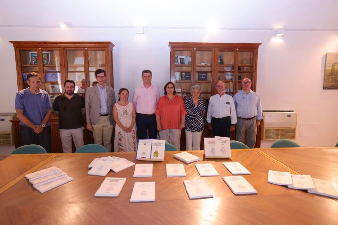 La Real Academia Mallorquina cede al Govern su colección de memorias para facilitar su consulta pública