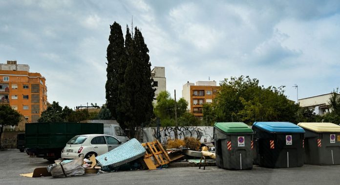 Emaya realiza una limpieza intensiva en una zona de Son Gotleu con acumulación de residuos
