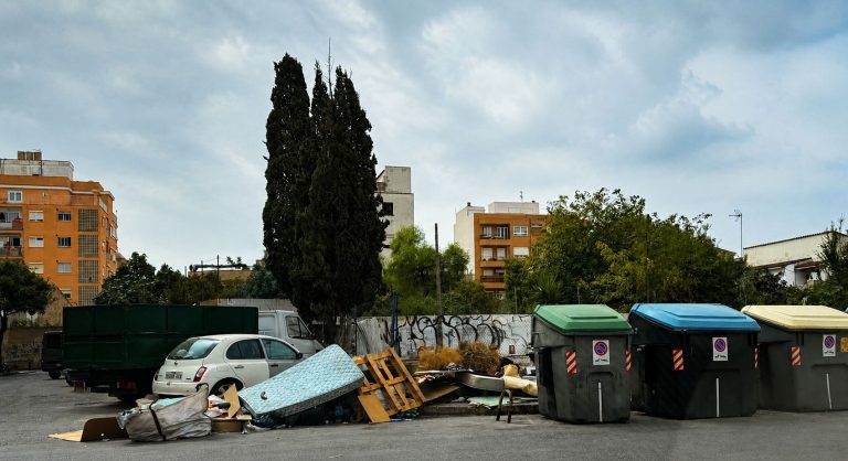 Emaya realiza una limpieza intensiva en una zona de Son Gotleu con acumulación de residuos