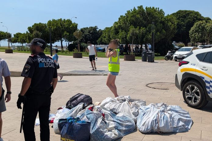 La Policía Local de Palma interviene más de 3.000 artículos contra la venta ambulante ilegal en Parc de la Mar