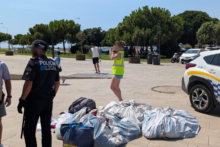 La Policía Local de Palma interviene más de 3.000 artículos contra la venta ambulante ilegal en Parc de la Mar