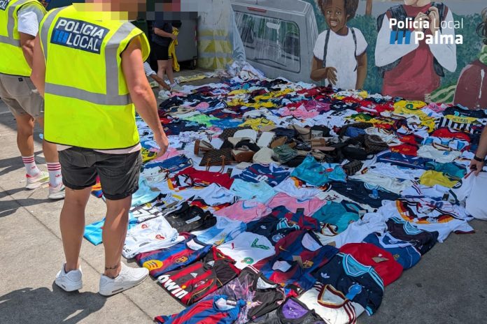 La Policía Local interviene más de 2.600 artículos en dos operativos contra la venta ambulante ilegal en Palma