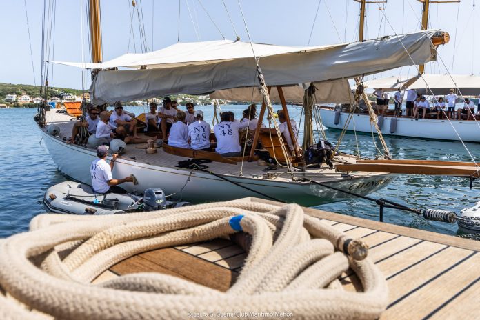 La Copa del Rey Repsol de Barcos de Época reúne en Mahón a 41 embarcaciones históricas de 12 países