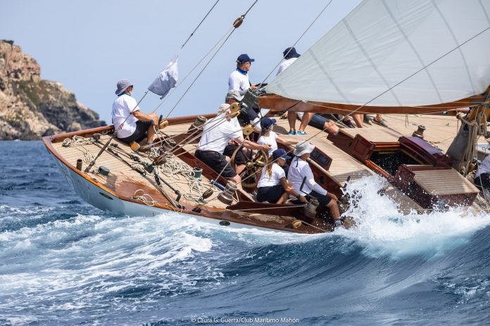 The Lady Anne asegura el título y cuatro líderes acarician la victoria en la Copa del Rey Repsol de Barcos de Época