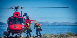 Los Bombers de Mallorca alcanzan los 200 rescates con el helicóptero Sa Milana # Los Bombers de Mallorca alcanzan los 200 rescates con el helicóptero Sa Milana **El rescate de dos senderistas heridos en las proximidades de sa Torreta, en Cúber, ha permitido alcanzar la cifra. El helicóptero comenzó a operar hace aproximadamente un año para reducir los tiempos de asistencia y evacuación en zonas de difícil acceso.** **Palma, 26 de septiembre de 2026.** Los Bombers de Mallorca han alcanzado los **200 rescates realizados con el helicóptero Sa Milana** después de una intervención para asistir a dos senderistas heridos cerca de sa Torreta, en Cúber. Sa Milana comenzó sus operaciones aéreas hace aproximadamente un año con el objetivo de reducir los tiempos de respuesta en lugares de difícil acceso, especialmente en la Serra de Tramuntana. El dispositivo está integrado por un equipo multidisciplinar formado por bomberos del Grupo de Rescate de Montaña, operadores de grúa y pilotos. Las intervenciones se realizan en coordinación con los servicios sanitarios del SAMU 061 para prestar asistencia antes y durante el traslado de los pacientes. Según el Consell de Mallorca, la incorporación del helicóptero ha permitido reducir los tiempos de evacuación gracias a la coordinación entre las bases terrestres y la unidad aérea. «Detrás de cada uno de estos vuelos hay personas que han sido trasladadas a lugares seguros y un equipo extraordinario», ha señalado el director insular de Emergencias, Joan Fornàs, con motivo de los 200 rescates alcanzados. El servicio está especialmente destinado a intervenciones en espacios naturales y otros puntos de la isla donde las condiciones del terreno dificultan el acceso y la evacuación por medios terrestres.