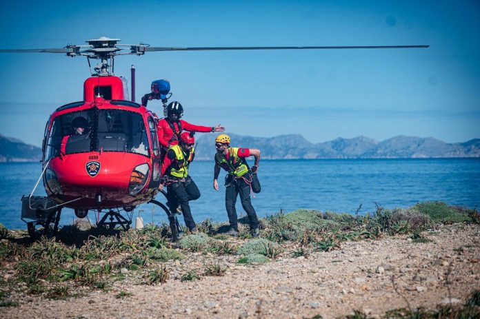 # Los Bombers de Mallorca alcanzan los 200 rescates con el helicóptero Sa Milana **El rescate de dos senderistas heridos en las proximidades de sa Torreta, en Cúber, ha permitido alcanzar la cifra. El helicóptero comenzó a operar hace aproximadamente un año para reducir los tiempos de asistencia y evacuación en zonas de difícil acceso.** **Palma, 26 de septiembre de 2026.** Los Bombers de Mallorca han alcanzado los **200 rescates realizados con el helicóptero Sa Milana** después de una intervención para asistir a dos senderistas heridos cerca de sa Torreta, en Cúber. Sa Milana comenzó sus operaciones aéreas hace aproximadamente un año con el objetivo de reducir los tiempos de respuesta en lugares de difícil acceso, especialmente en la Serra de Tramuntana. El dispositivo está integrado por un equipo multidisciplinar formado por bomberos del Grupo de Rescate de Montaña, operadores de grúa y pilotos. Las intervenciones se realizan en coordinación con los servicios sanitarios del SAMU 061 para prestar asistencia antes y durante el traslado de los pacientes. Según el Consell de Mallorca, la incorporación del helicóptero ha permitido reducir los tiempos de evacuación gracias a la coordinación entre las bases terrestres y la unidad aérea. «Detrás de cada uno de estos vuelos hay personas que han sido trasladadas a lugares seguros y un equipo extraordinario», ha señalado el director insular de Emergencias, Joan Fornàs, con motivo de los 200 rescates alcanzados. El servicio está especialmente destinado a intervenciones en espacios naturales y otros puntos de la isla donde las condiciones del terreno dificultan el acceso y la evacuación por medios terrestres.