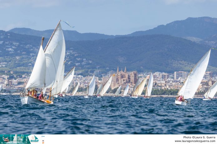 La Diada de Vela Llatina reúne en Cala Gamba a más de 40 embarcaciones tradicionales