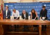 Govern, IB-Salut y UIB garantizan las prácticas clínicas de los estudiantes de Ciencias de la Salud # Govern, IB-Salut y UIB garantizan las prácticas clínicas de los estudiantes de Ciencias de la Salud **El nuevo acuerdo permitirá a los alumnos de grado y posgrado realizar prácticas en hospitales y centros sanitarios públicos y amplía las vías para que los profesionales del IB-Salut participen en la docencia y la investigación universitaria. Tendrá una vigencia inicial de cuatro años.** **Palma, 2 de septiembre de 2026.** El Govern de les Illes Balears, el Servei de Salut (IB-Salut) y la Universitat de les Illes Balears (UIB) han firmado un acuerdo para reforzar la colaboración entre el sistema sanitario público y la Universidad en la **formación e investigación relacionadas con las Ciencias de la Salud**. El acuerdo ha sido suscrito este miércoles por el conseller de Educación y Universidades, Antoni Vera; la consellera de Salud, Manuela García; el director general del IB-Salut, Javier Ureña, y el rector de la UIB, Jaume Carot. Uno de sus principales objetivos es **garantizar plazas de prácticas clínicas para los estudiantes de grado y posgrado de la UIB**. Para ello, el IB-Salut pondrá a disposición de la Universidad los servicios, consultas e instalaciones necesarias para el desarrollo de los planes de estudio. La colaboración busca también aprovechar los recursos humanos y materiales de hospitales y centros de salud para la docencia universitaria, favorecer la formación clínica de los estudiantes y la actualización de los profesionales sanitarios y potenciar la investigación mediante una mayor coordinación entre la UIB, los hospitales, Atención Primaria y la Fundación Instituto de Investigación Sanitaria Illes Balears (IdISBa). ## Seis hospitales vinculados a la UIB La red de centros vinculados a la Universidad está formada por los hospitales universitarios **Son Espases y Son Llàtzer**, además de los hospitales asociados de **Can Misses, Inca, Manacor y Mateu Orfila**. El convenio regula además nuevas fórmulas para que los profesionales sanitarios puedan participar en actividades docentes y de investigación de la UIB, de acuerdo con las medidas aprobadas mediante el Decreto-ley 3/2026, de 7 de agosto. Entre ellas figura la posibilidad de que personal sanitario colaborador del IB-Salut pueda **supervisar prácticas, tutorizar estudiantes y participar en seminarios, sesiones clínicas y actividades de evaluación dentro de su horario laboral habitual**, sin necesidad de establecer una relación contractual diferenciada con la Universidad. Por estas tareas recibirán un complemento de colaboración docente equivalente a las escalas retributivas del personal docente asociado. ## Nuevas figuras para vincular Sanidad y Universidad El acuerdo contempla también la regulación de puestos docentes vinculados y amplía las categorías que pueden acogerse a este modelo. En estos casos, los profesionales sanitarios tendrán una **nómina única con la UIB**, mientras que el IB-Salut transferirá a la Universidad la remuneración correspondiente a sus funciones sanitarias. Estos profesores recibirán además un complemento destinado a favorecer la creación de un cuerpo docente estable en las titulaciones de Ciencias de la Salud, con especial incidencia en los grados de **Medicina y Enfermería**. El acuerdo tendrá una **vigencia inicial de cuatro años** y establece el marco de colaboración entre la UIB y el sistema sanitario público para la formación de los futuros profesionales y el desarrollo de la investigación en Ciencias de la Salud.