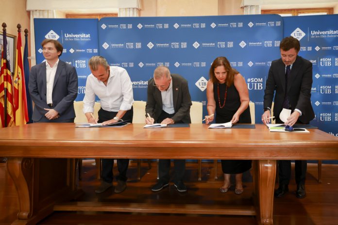# Govern, IB-Salut y UIB garantizan las prácticas clínicas de los estudiantes de Ciencias de la Salud **El nuevo acuerdo permitirá a los alumnos de grado y posgrado realizar prácticas en hospitales y centros sanitarios públicos y amplía las vías para que los profesionales del IB-Salut participen en la docencia y la investigación universitaria. Tendrá una vigencia inicial de cuatro años.** **Palma, 2 de septiembre de 2026.** El Govern de les Illes Balears, el Servei de Salut (IB-Salut) y la Universitat de les Illes Balears (UIB) han firmado un acuerdo para reforzar la colaboración entre el sistema sanitario público y la Universidad en la **formación e investigación relacionadas con las Ciencias de la Salud**. El acuerdo ha sido suscrito este miércoles por el conseller de Educación y Universidades, Antoni Vera; la consellera de Salud, Manuela García; el director general del IB-Salut, Javier Ureña, y el rector de la UIB, Jaume Carot. Uno de sus principales objetivos es **garantizar plazas de prácticas clínicas para los estudiantes de grado y posgrado de la UIB**. Para ello, el IB-Salut pondrá a disposición de la Universidad los servicios, consultas e instalaciones necesarias para el desarrollo de los planes de estudio. La colaboración busca también aprovechar los recursos humanos y materiales de hospitales y centros de salud para la docencia universitaria, favorecer la formación clínica de los estudiantes y la actualización de los profesionales sanitarios y potenciar la investigación mediante una mayor coordinación entre la UIB, los hospitales, Atención Primaria y la Fundación Instituto de Investigación Sanitaria Illes Balears (IdISBa). ## Seis hospitales vinculados a la UIB La red de centros vinculados a la Universidad está formada por los hospitales universitarios **Son Espases y Son Llàtzer**, además de los hospitales asociados de **Can Misses, Inca, Manacor y Mateu Orfila**. El convenio regula además nuevas fórmulas para que los profesionales sanitarios puedan participar en actividades docentes y de investigación de la UIB, de acuerdo con las medidas aprobadas mediante el Decreto-ley 3/2026, de 7 de agosto. Entre ellas figura la posibilidad de que personal sanitario colaborador del IB-Salut pueda **supervisar prácticas, tutorizar estudiantes y participar en seminarios, sesiones clínicas y actividades de evaluación dentro de su horario laboral habitual**, sin necesidad de establecer una relación contractual diferenciada con la Universidad. Por estas tareas recibirán un complemento de colaboración docente equivalente a las escalas retributivas del personal docente asociado. ## Nuevas figuras para vincular Sanidad y Universidad El acuerdo contempla también la regulación de puestos docentes vinculados y amplía las categorías que pueden acogerse a este modelo. En estos casos, los profesionales sanitarios tendrán una **nómina única con la UIB**, mientras que el IB-Salut transferirá a la Universidad la remuneración correspondiente a sus funciones sanitarias. Estos profesores recibirán además un complemento destinado a favorecer la creación de un cuerpo docente estable en las titulaciones de Ciencias de la Salud, con especial incidencia en los grados de **Medicina y Enfermería**. El acuerdo tendrá una **vigencia inicial de cuatro años** y establece el marco de colaboración entre la UIB y el sistema sanitario público para la formación de los futuros profesionales y el desarrollo de la investigación en Ciencias de la Salud.