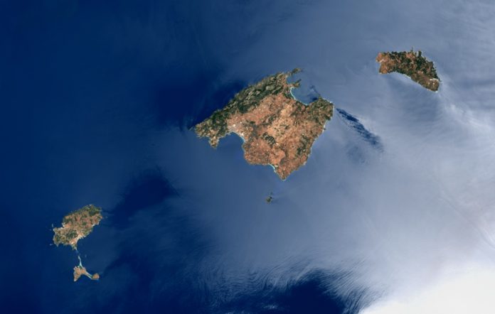 La UIB reúne 91 artículos que muestran el territorio a través de imágenes tomadas desde el espacio