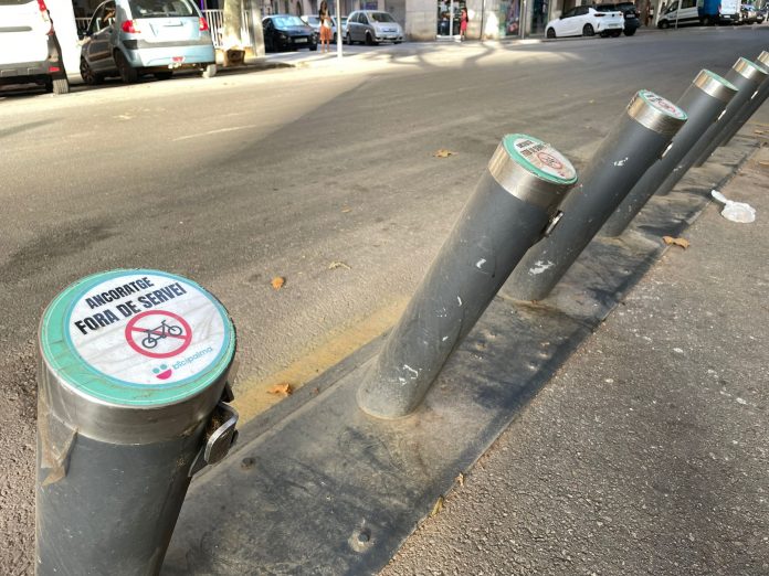 Flipau amb Pere Garau denuncia que el 40% de los anclajes de BiciPalma del barrio están fuera de servicio