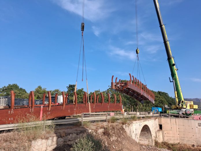 El vial cívico entre Sa Pobla y Crestatx incorpora una pasarela de madera sobre el torrente de Sant Miquel