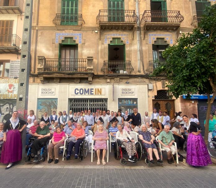 El Consell acerca el ball de bot a los mayores con una muestra frente a la residencia Oms-Sant Miquel El Consell acerca el ball de bot a los mayores con una muestra frente a la residencia Oms-Sant Miquel