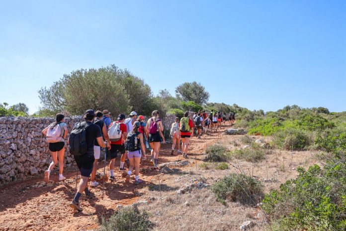50 jóvenes mallorquines recorren durante cinco días el Camí de Cavalls de Menorca