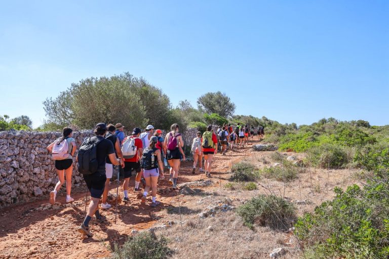 50 jóvenes mallorquines recorren durante cinco días el Camí de Cavalls de Menorca