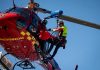 Los Bombers de Mallorca defienden la plena operatividad y legalidad de su helicóptero de rescate # Los Bombers de Mallorca defienden la plena operatividad y legalidad de su helicóptero de rescate **El servicio asegura que «sa Milana» cumple la normativa específica para emergencias y puede evacuar víctimas y aterrizar en centros sanitarios cuando la urgencia lo requiera. El helicóptero no realiza traslados sanitarios ordinarios y trabaja coordinadamente con el 061.** **Palma, 24 de septiembre de 2026.** Los Bombers de Mallorca han confirmado la plena validez técnica y legal de **«sa Milana»**, su helicóptero de rescate, para realizar evacuaciones de víctimas y aterrizar en centros sanitarios de la isla. Según explica el servicio, la normativa aeronáutica aplicable a las operaciones de rescate y protección civil contempla excepciones específicas que permiten al helicóptero tomar tierra en recintos hospitalarios o zonas restringidas cuando la urgencia de la intervención así lo requiere. Los Bombers de Mallorca precisan que «sa Milana» **no realiza traslados sanitarios ordinarios**. Su función se centra en el rescate y evacuación de personas que se encuentran en lugares de difícil acceso para los medios terrestres del 061. ## Coordinación con el 061 Las intervenciones se desarrollan en coordinación con el servicio de emergencias sanitarias 061, especialmente en aquellas situaciones en las que es necesaria una evacuación rápida desde zonas a las que resulta complicado acceder por tierra. Los Bombers de Mallorca sostienen que el helicóptero está plenamente autorizado para desarrollar estas operaciones y aterrizar en los lugares necesarios para completar una evacuación urgente y especializada.