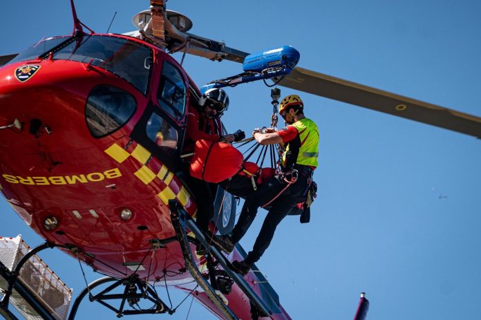 # Los Bombers de Mallorca defienden la plena operatividad y legalidad de su helicóptero de rescate **El servicio asegura que «sa Milana» cumple la normativa específica para emergencias y puede evacuar víctimas y aterrizar en centros sanitarios cuando la urgencia lo requiera. El helicóptero no realiza traslados sanitarios ordinarios y trabaja coordinadamente con el 061.** **Palma, 24 de septiembre de 2026.** Los Bombers de Mallorca han confirmado la plena validez técnica y legal de **«sa Milana»**, su helicóptero de rescate, para realizar evacuaciones de víctimas y aterrizar en centros sanitarios de la isla. Según explica el servicio, la normativa aeronáutica aplicable a las operaciones de rescate y protección civil contempla excepciones específicas que permiten al helicóptero tomar tierra en recintos hospitalarios o zonas restringidas cuando la urgencia de la intervención así lo requiere. Los Bombers de Mallorca precisan que «sa Milana» **no realiza traslados sanitarios ordinarios**. Su función se centra en el rescate y evacuación de personas que se encuentran en lugares de difícil acceso para los medios terrestres del 061. ## Coordinación con el 061 Las intervenciones se desarrollan en coordinación con el servicio de emergencias sanitarias 061, especialmente en aquellas situaciones en las que es necesaria una evacuación rápida desde zonas a las que resulta complicado acceder por tierra. Los Bombers de Mallorca sostienen que el helicóptero está plenamente autorizado para desarrollar estas operaciones y aterrizar en los lugares necesarios para completar una evacuación urgente y especializada.