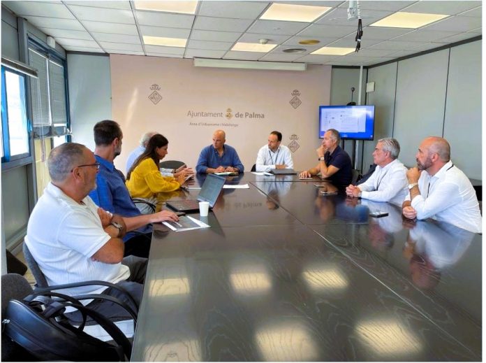 Comerciantes del Paseo Marítimo reclaman soluciones tras la pérdida de 1.200 plazas de aparcamiento Comerciantes del Paseo Marítimo reclaman soluciones tras la pérdida de 1.200 plazas de aparcamiento
