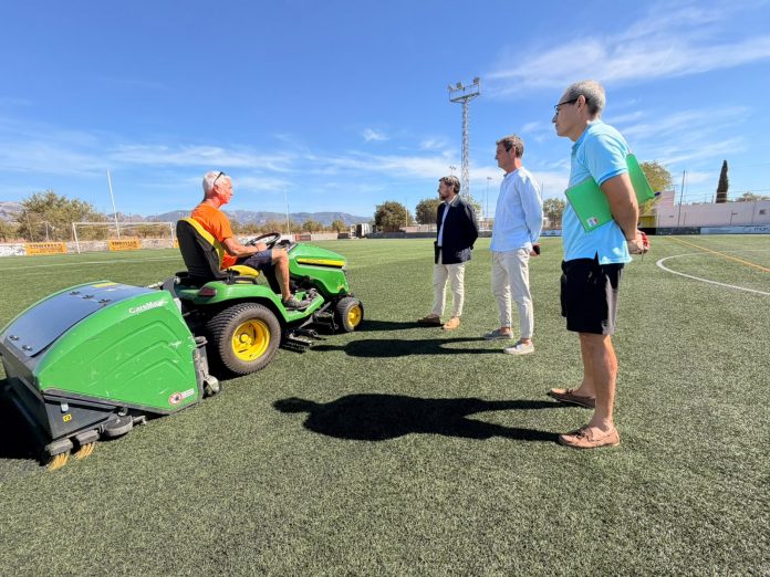 El IME pone a punto el césped artificial de los campos de fútbol municipales antes de la nueva temporada