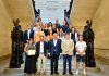 Palma incorpora a 23 nuevos funcionarios en las áreas de oficios, obras y bibliotecas # Palma incorpora a 23 nuevos funcionarios en las áreas de oficios, obras y bibliotecas **Los empleados públicos han superado sus respectivos procesos selectivos y cuatro de ellos acceden por primera vez a una plaza en propiedad como auxiliares de biblioteca** **Palma, 6 de octubre de 2026.** El Ajuntament de Palma ha incorporado a **23 nuevos funcionarios** pertenecientes a las categorías de ayudante de oficios diversos, ayudante de obras y auxiliar de biblioteca, tras haber superado los correspondientes procesos selectivos. Los nuevos empleados públicos han tomado posesión de sus plazas este martes durante un acto celebrado en el salón de plenos de Cort, al que también han asistido familiares, amigos y compañeros. La mayoría de los nuevos funcionarios ya había desarrollado anteriormente su actividad profesional en el Ajuntament de Palma. **Cuatro personas acceden por primera vez a una plaza en propiedad**, todas ellas pertenecientes a la convocatoria de auxiliares de biblioteca. La ceremonia ha estado presidida por el alcalde de Palma, Jaime Martínez Llabrés, acompañado por el primer teniente de alcalde, Javier Bonet, y el regidor de Función Pública, Llorenç Bauzá. Durante su intervención, Martínez Llabrés ha felicitado a los nuevos funcionarios tras superar el proceso selectivo y ha señalado que la toma de posesión representa «el momento culminante de un largo y exigente proceso de espera, de preparación y de superación», además del inicio de una nueva etapa profesional. Con la toma de posesión, los 23 empleados pasan a integrarse en la plantilla municipal para desempeñar sus funciones en las tres categorías profesionales convocadas.