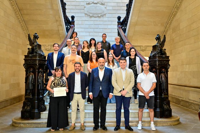 # Palma incorpora a 23 nuevos funcionarios en las áreas de oficios, obras y bibliotecas **Los empleados públicos han superado sus respectivos procesos selectivos y cuatro de ellos acceden por primera vez a una plaza en propiedad como auxiliares de biblioteca** **Palma, 6 de octubre de 2026.** El Ajuntament de Palma ha incorporado a **23 nuevos funcionarios** pertenecientes a las categorías de ayudante de oficios diversos, ayudante de obras y auxiliar de biblioteca, tras haber superado los correspondientes procesos selectivos. Los nuevos empleados públicos han tomado posesión de sus plazas este martes durante un acto celebrado en el salón de plenos de Cort, al que también han asistido familiares, amigos y compañeros. La mayoría de los nuevos funcionarios ya había desarrollado anteriormente su actividad profesional en el Ajuntament de Palma. **Cuatro personas acceden por primera vez a una plaza en propiedad**, todas ellas pertenecientes a la convocatoria de auxiliares de biblioteca. La ceremonia ha estado presidida por el alcalde de Palma, Jaime Martínez Llabrés, acompañado por el primer teniente de alcalde, Javier Bonet, y el regidor de Función Pública, Llorenç Bauzá. Durante su intervención, Martínez Llabrés ha felicitado a los nuevos funcionarios tras superar el proceso selectivo y ha señalado que la toma de posesión representa «el momento culminante de un largo y exigente proceso de espera, de preparación y de superación», además del inicio de una nueva etapa profesional. Con la toma de posesión, los 23 empleados pasan a integrarse en la plantilla municipal para desempeñar sus funciones en las tres categorías profesionales convocadas.
