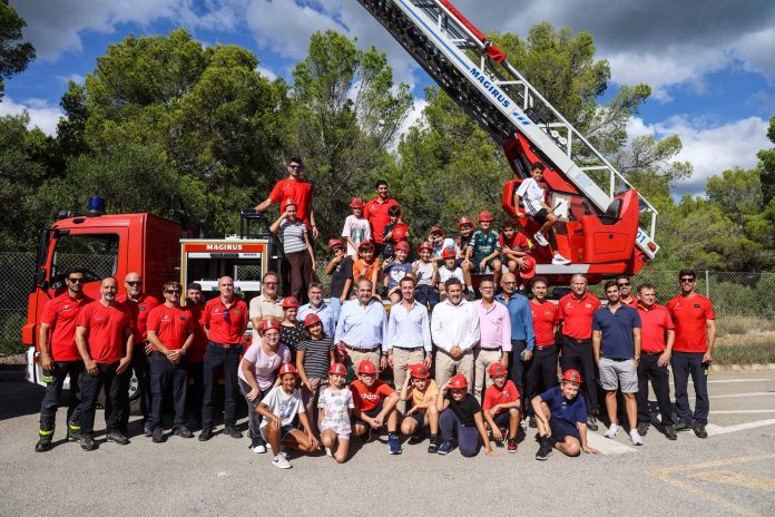 Los Bomberos de Mallorca enseñan a los escolares de Calvià cómo prevenir incendios y actuar ante emergencias