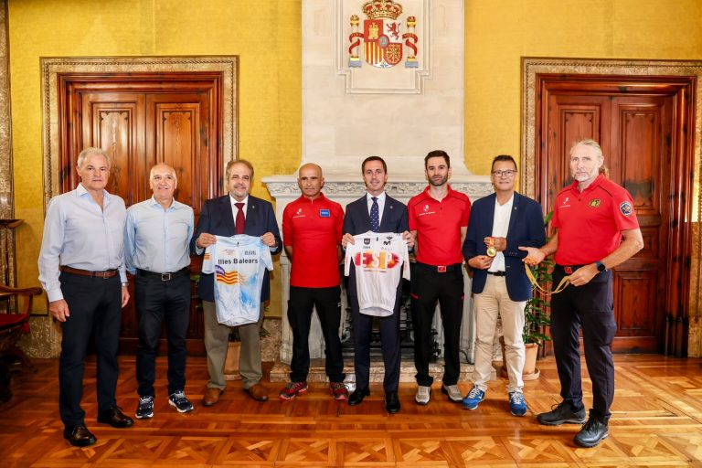 El Consell de Mallorca homenajea a dos bomberos por sus éxitos en el ciclismo nacional y balear