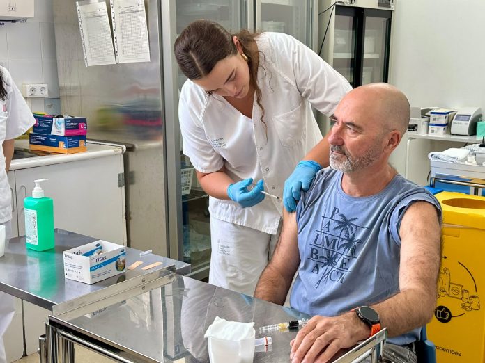 Baleares inicia la vacunación contra la gripe en los centros de salud y abre las citas a toda la población