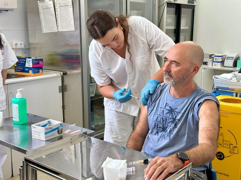 Baleares inicia la vacunación contra la gripe en los centros de salud y abre las citas a toda la población