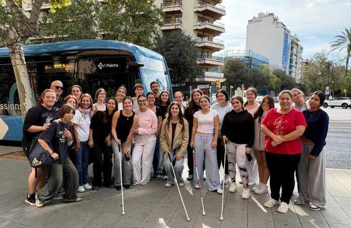 La EMT Palma y la ONCE enseñan a estudiantes cómo se desplazan las personas con discapacidad visual en el transporte público