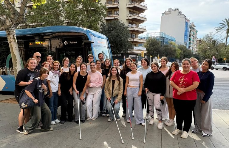 La EMT Palma y la ONCE enseñan a estudiantes cómo se desplazan las personas con discapacidad visual en el transporte público