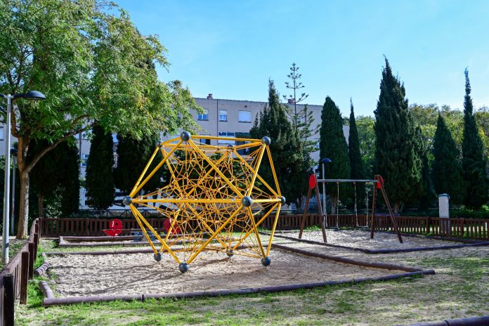 El Rafal Vell renueva el pavimento de una zona infantil e incorpora un nuevo juego de redes El Rafal Vell renueva el pavimento de una zona infantil e incorpora un nuevo juego de redes