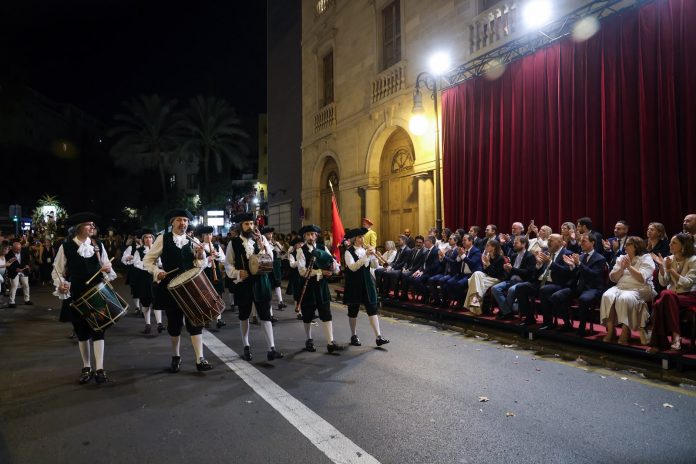 Miles de personas acompañan el Carro Triunfal de santa Catalina Tomàs por las calles de Palma