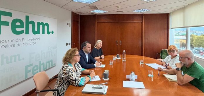 GOB y FEHM coinciden en combatir la oferta turística ilegal y recuperar viviendas para uso residencial