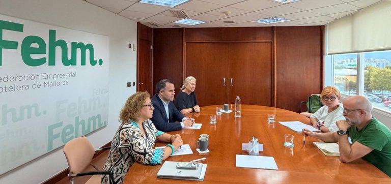 GOB y FEHM coinciden en combatir la oferta turística ilegal y recuperar viviendas para uso residencial