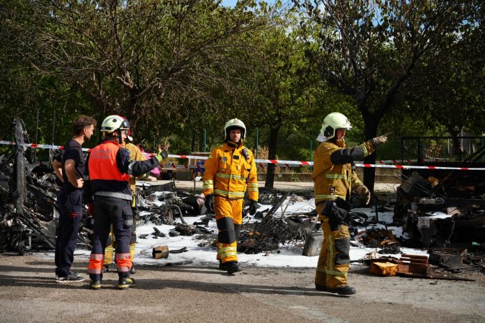 Un incendio afecta a tres caravanas en Son Hugo y el Ajuntament de Palma ordena retirar bombonas de butano y materiales inflamables Un incendio afecta a tres caravanas en Son Hugo y el Ajuntament de Palma ordena retirar bombonas de butano y materiales inflamables